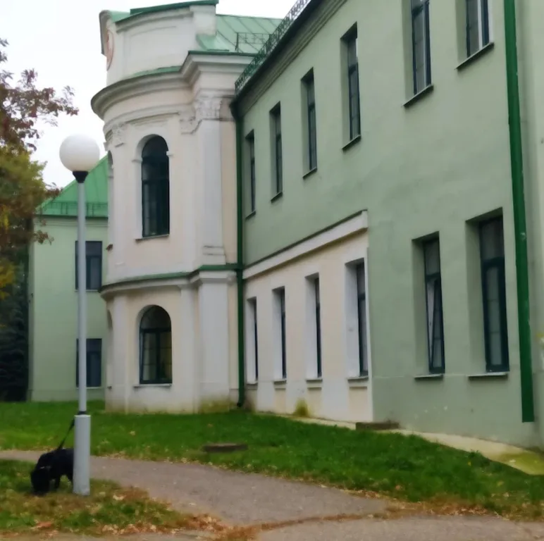 Рядом с ж/д вокзалом и  королевской усадьбой Станиславово.