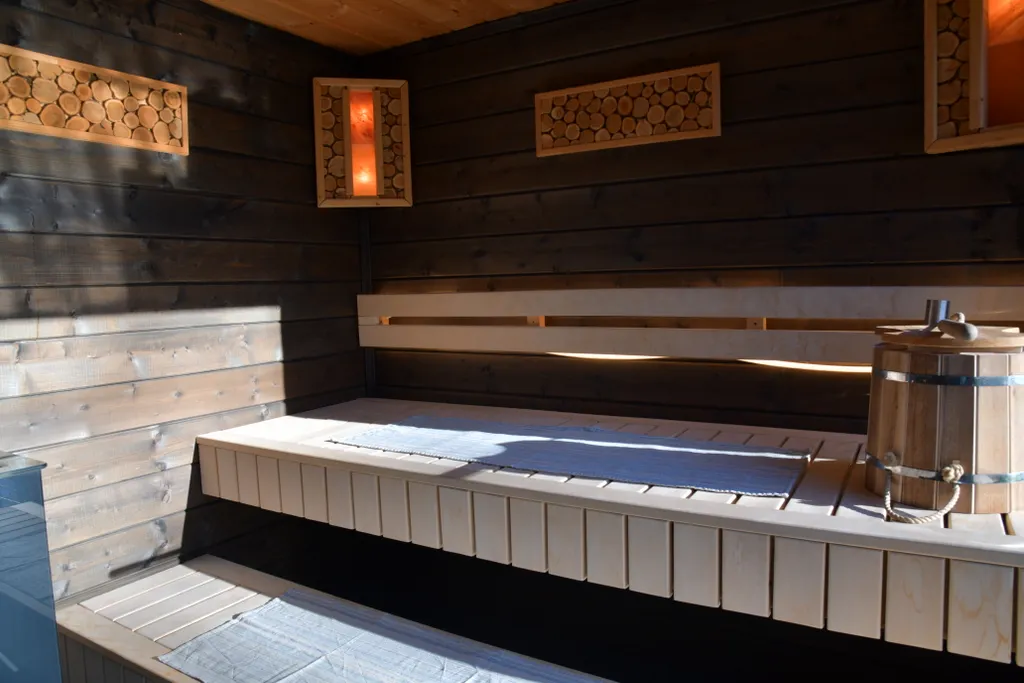 Уютный дом на живописной поляне в лесу с панорамными окнами