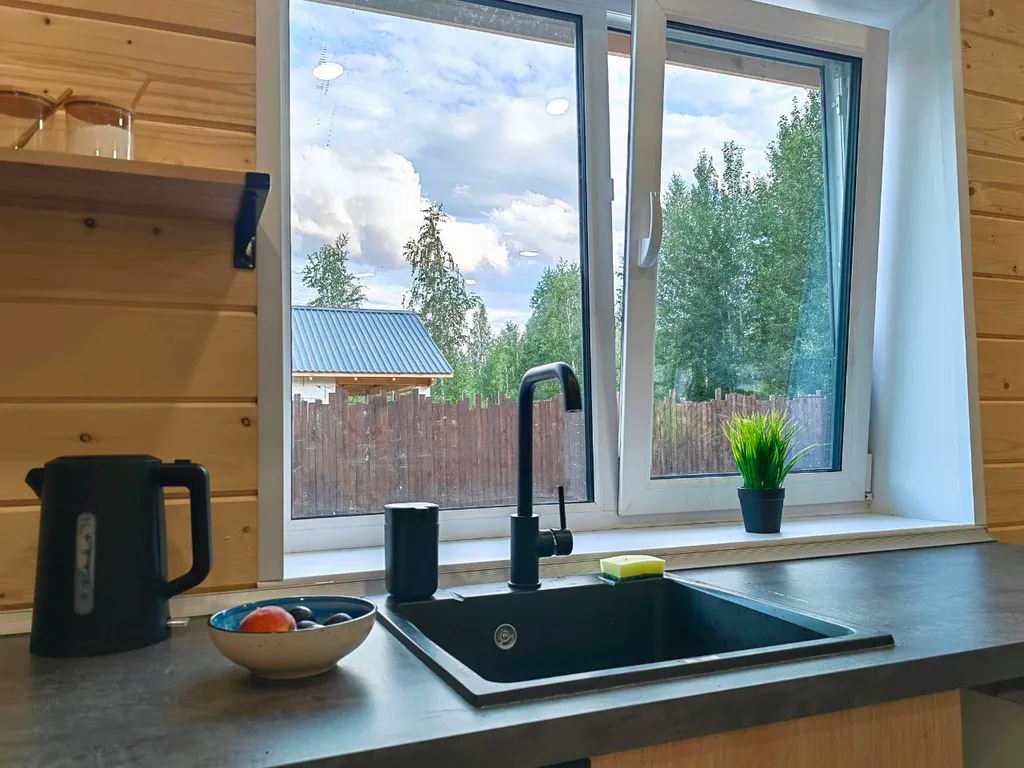 Уединенный домик возле леса