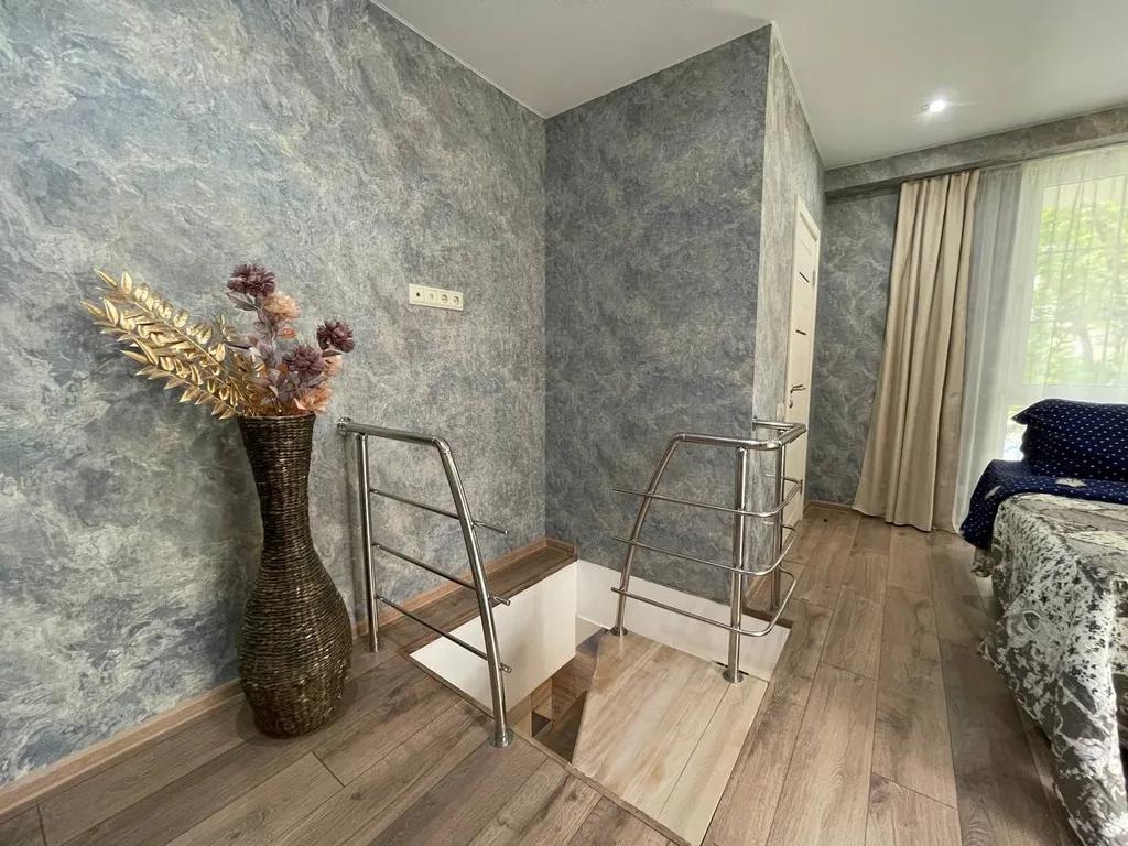 Двухуровневая квартира с дизайнерским ремонтом возле моря