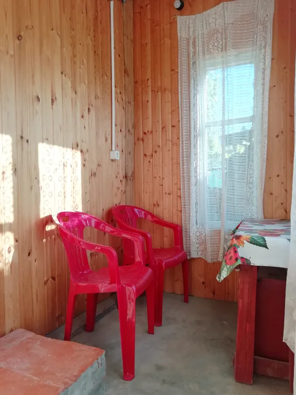 Дом с двумя спальнями и крыльцом с садовой мебелью