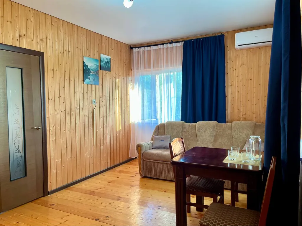 Люкс с балконом с видом на озеро двухкомнатный