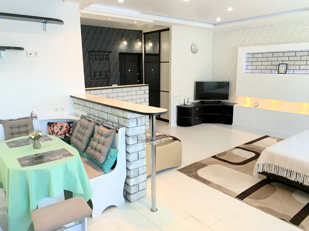 Просторная студия возле Перинатального центра