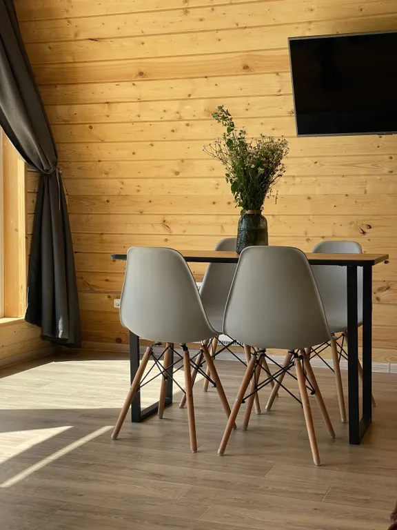 Уютный дом у ручья