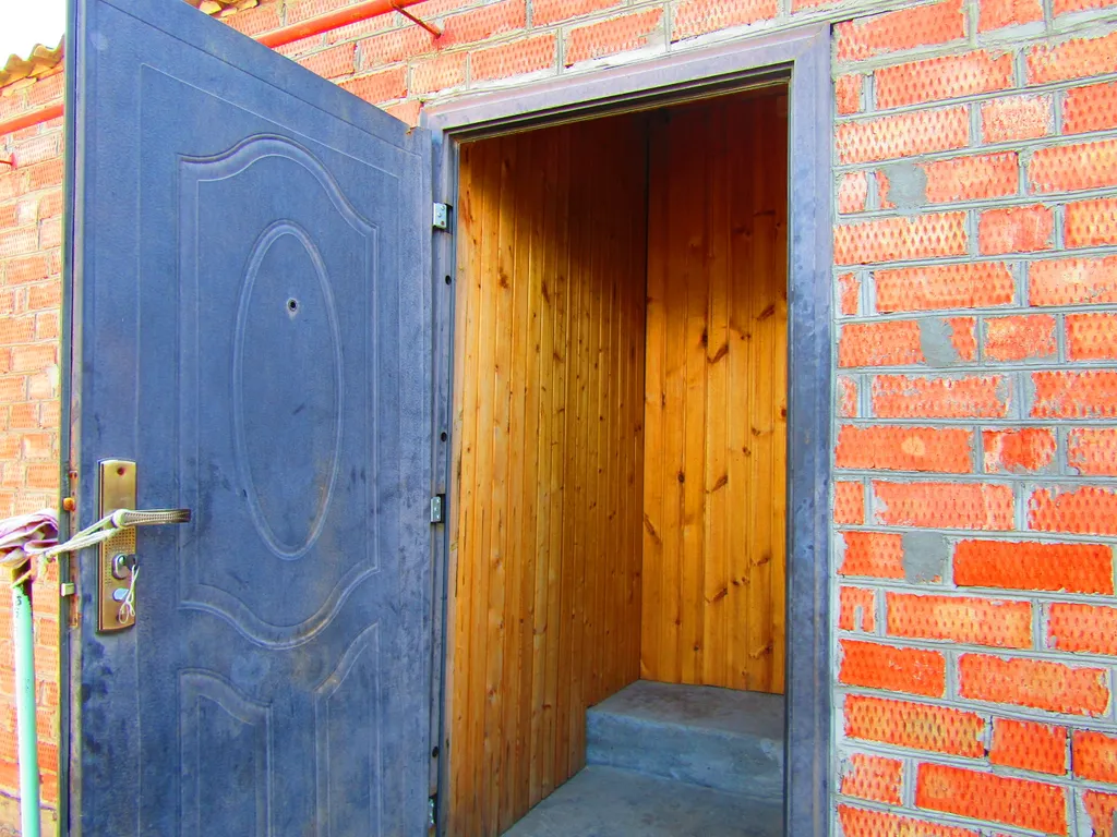 Дом с двумя спальнями и крыльцом с садовой мебелью