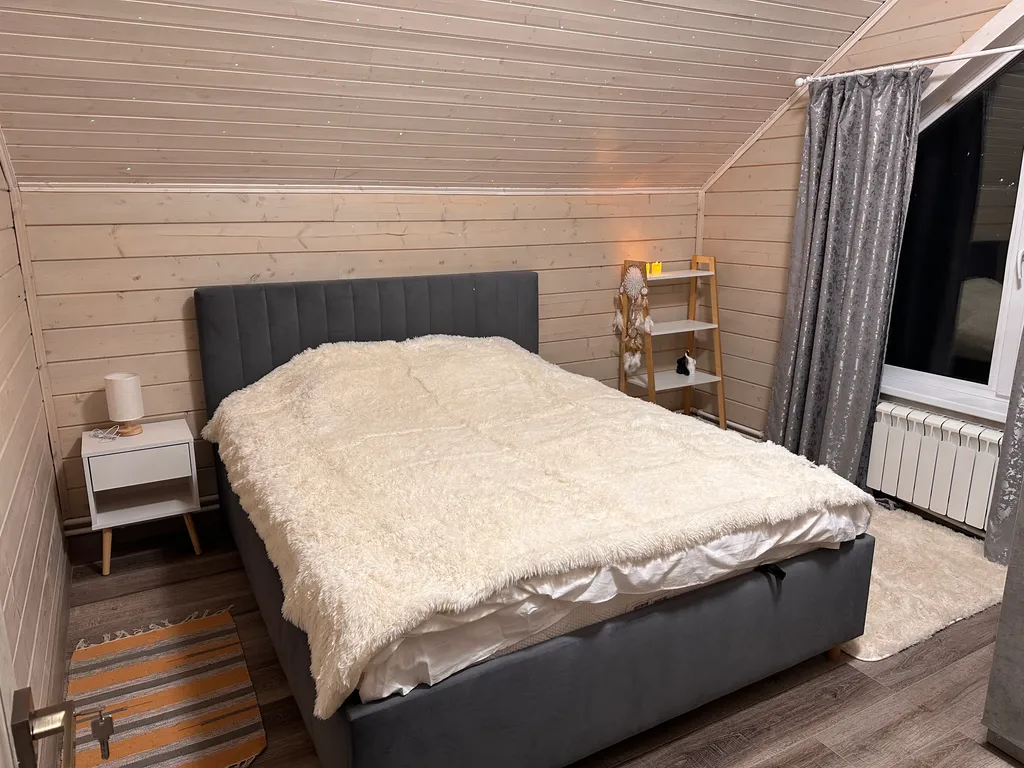 Дом в уединенном тихом месте рядом с лесом