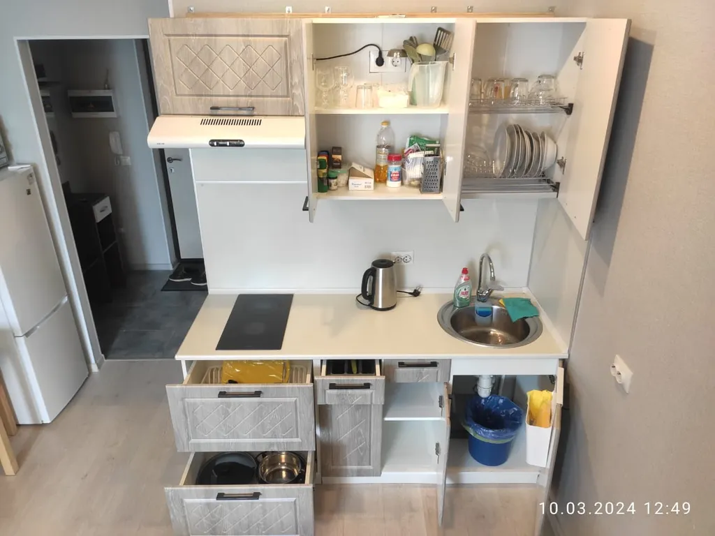 Удобная кровать в уютной квартире