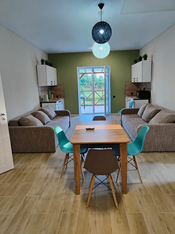 Уютный дом на берегу живописного озера