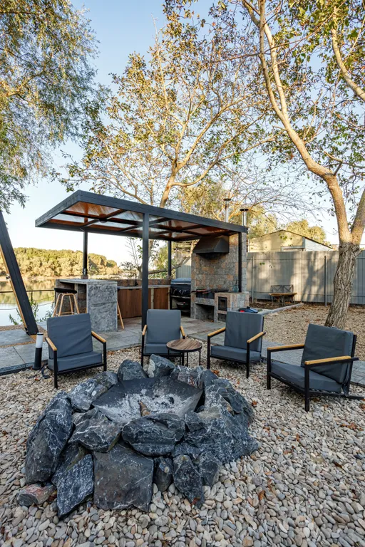 Дом на берегу реки