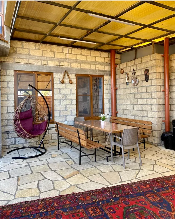 Уютный дом у моря в черте города