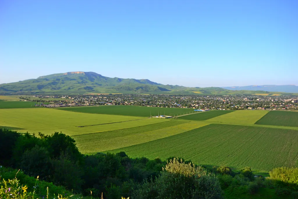 Домик в тихом месте возле горной реки