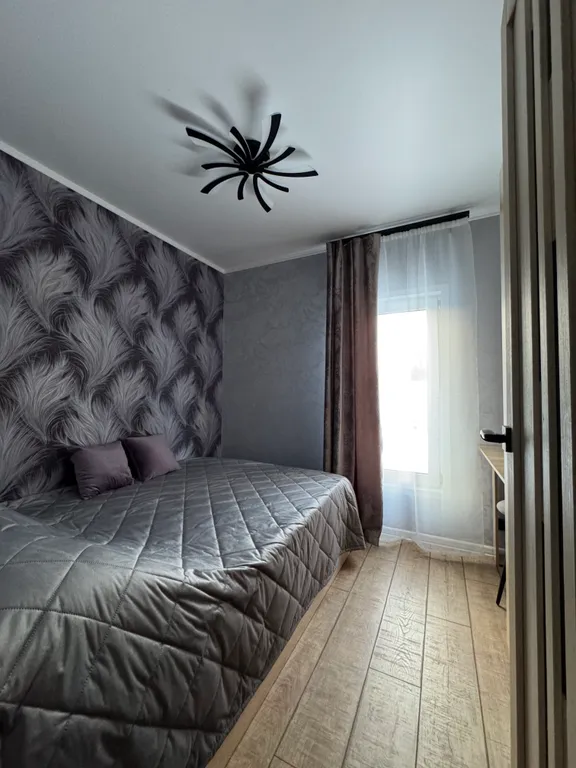 Уютный, небольшой сканди домик у леса