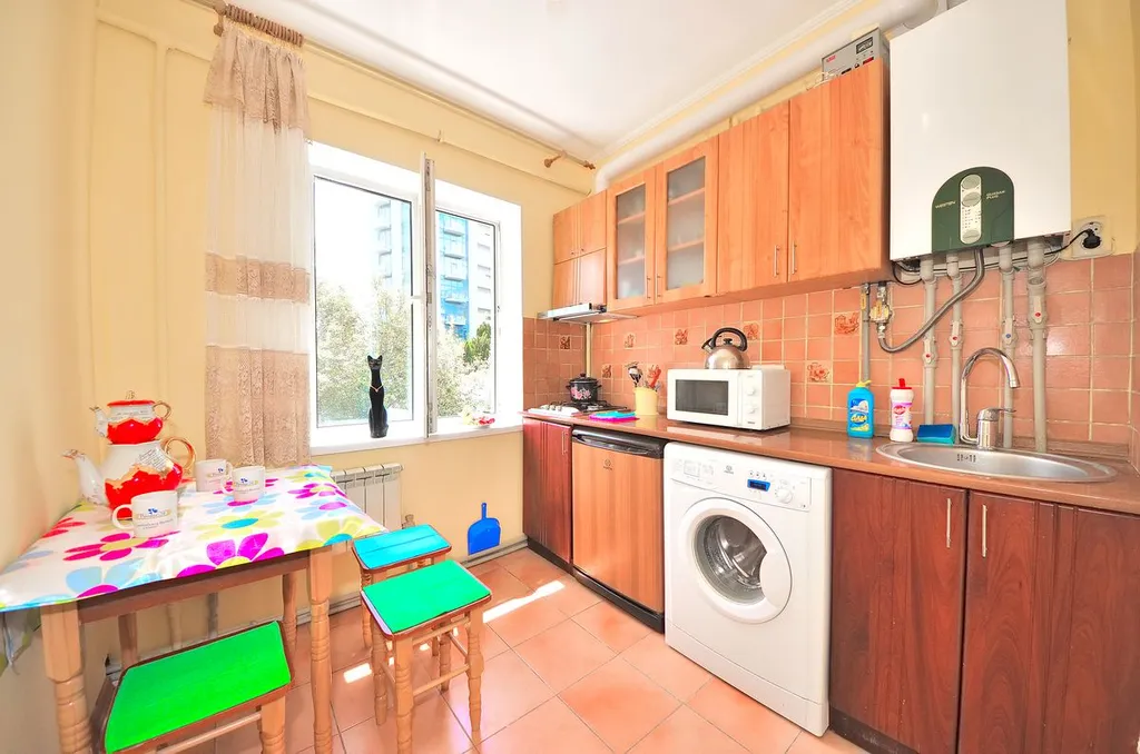 Видовая 1-комнатная квартира ,с балконом на набережной в Ялте