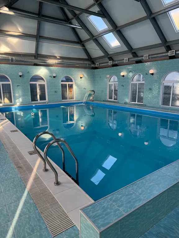 Дом с большим бассейном