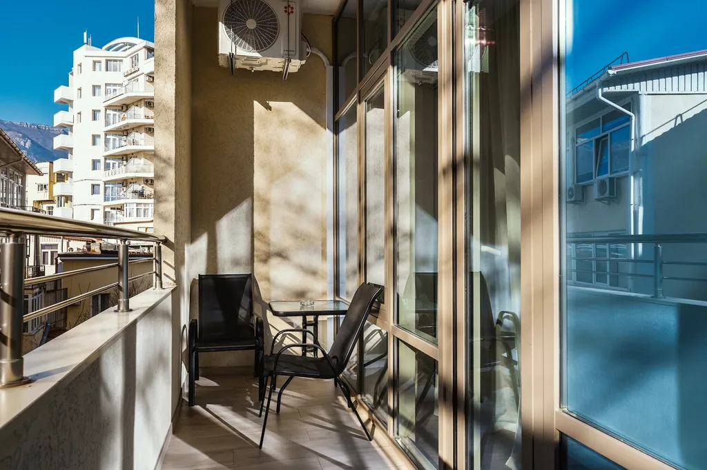 Стильные Апартаменты в центре Ялты «Yalta Plaza Holidays» 100м до Моря