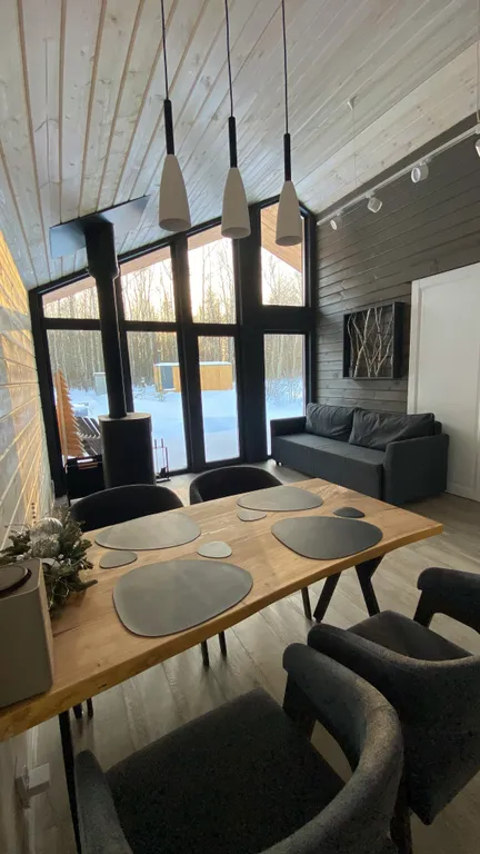 Gray дом в стиле барнхаус с видом на лес