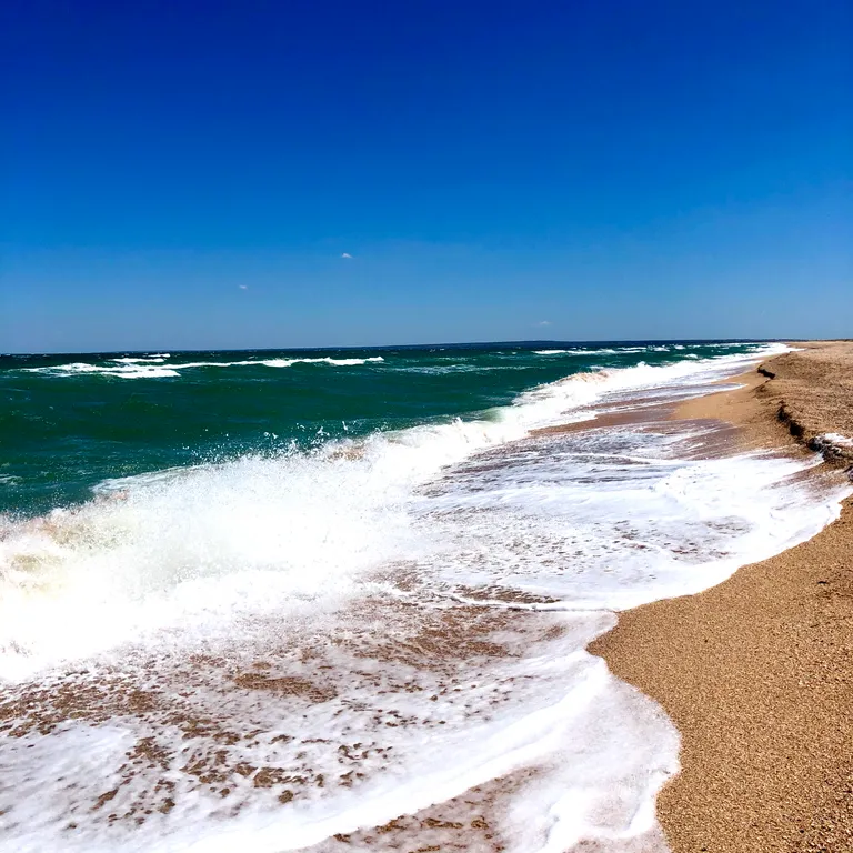 Современный стильный дом у моря