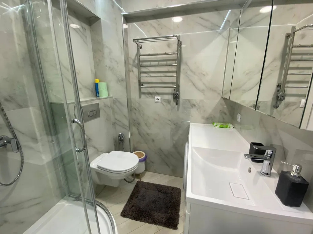 Студия с панорамными окнами и балконом на первой береговой линии