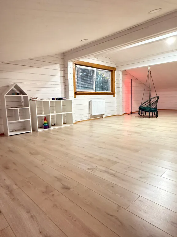 Белый дом и сосны