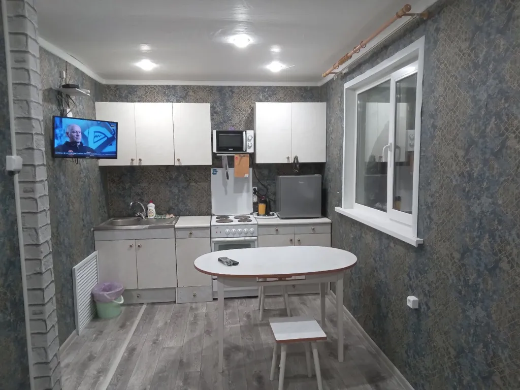 Уютный домик на берегу реки