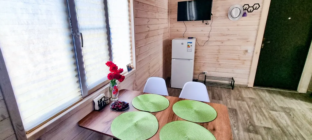 Уютный дом у реки с беседкой и верандой