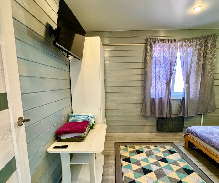 Новый домик на берегу бухты залива