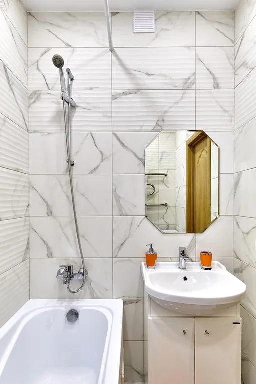 Апартаменты Оранж с диваном в кухне-гостиной