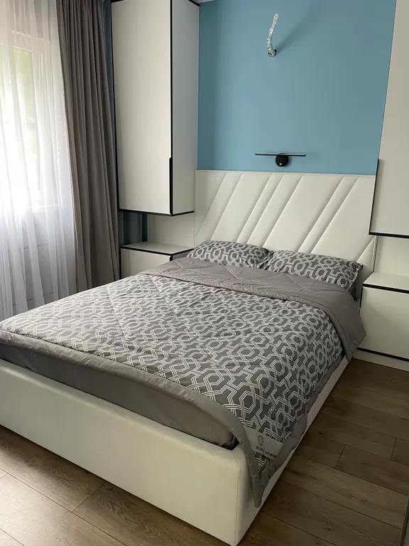 Уютный дом у горной реки