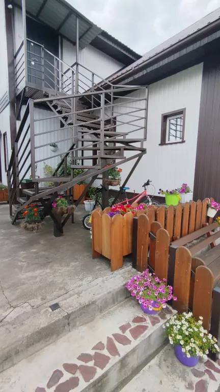 Комплекс с видом на реку в центре Чемала