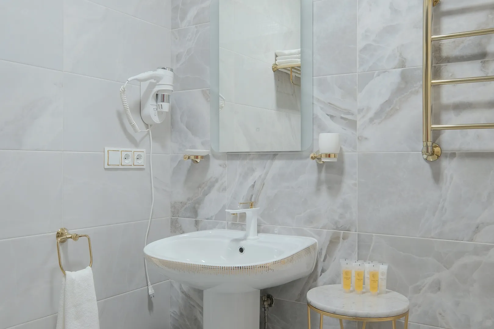 Ванная комната, фен, косметические принадлежности, полотенца