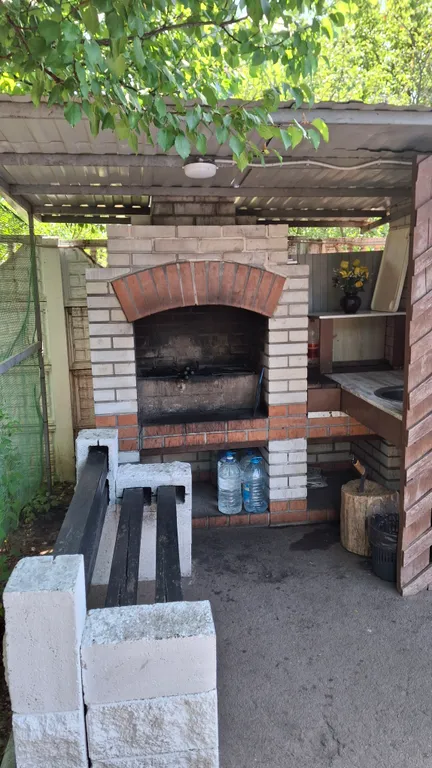 Дом-шалаш на территории частного домовладения