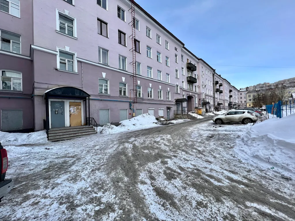 Трёхкомнатная квартира с раздельными комнатами, балконом в центре