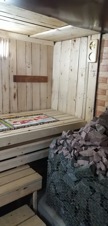 Домик у пруда