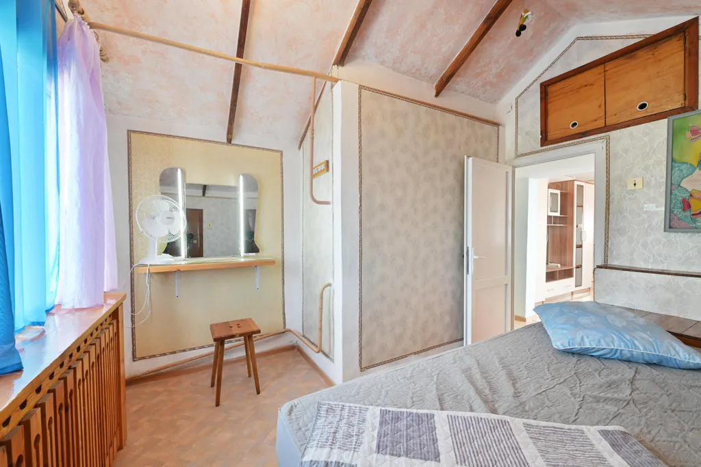 Этаж в коттедже с огромным балконом, 2 спальнями, гостиной и кухней