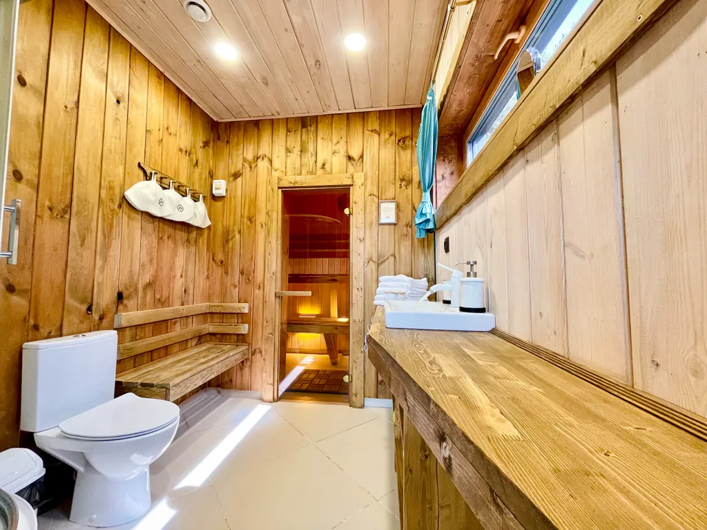 Большой загородный дом