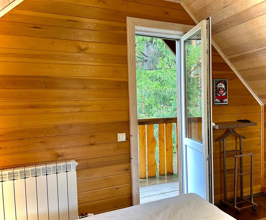 Коттедж с сауной на участке с хвойным лесом поблизости от Красноярска