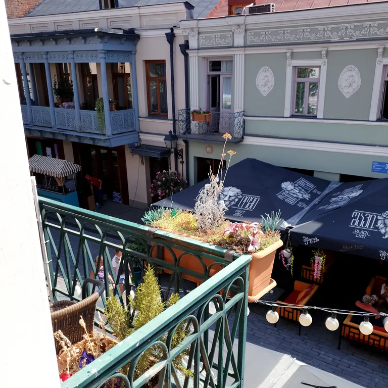 Апартаменты с двумя спальнями с историческим интерьером центр Тбилиси