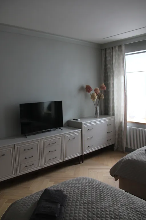 Уютная квартира с камином в центре