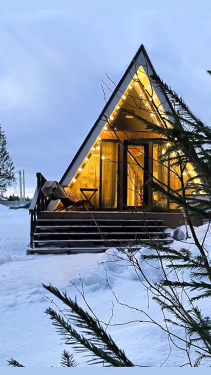 А-фрейм в сказочном зимнем лесу