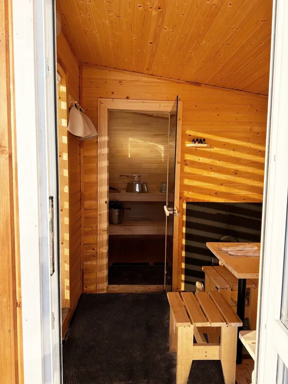 Уютный Белый дом у реки