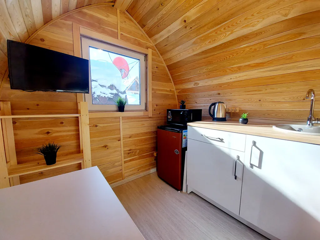 Уютный кемпинг среди леса с видом на горы