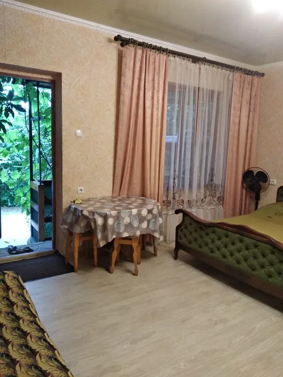 Номер на первом этаже двухэтажного, отдельностоящего дома