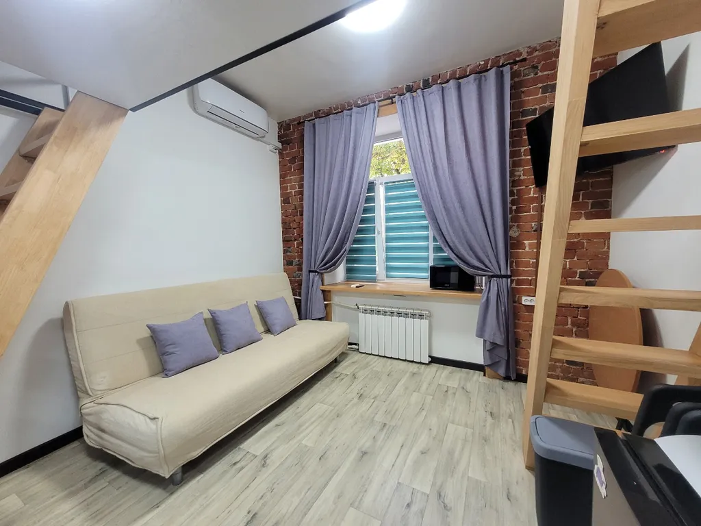 Лофт-6 синяя. Клёвая двухуровневая студия в центре.