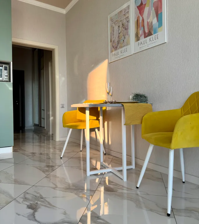 Космический вид из панорамных окон на горы