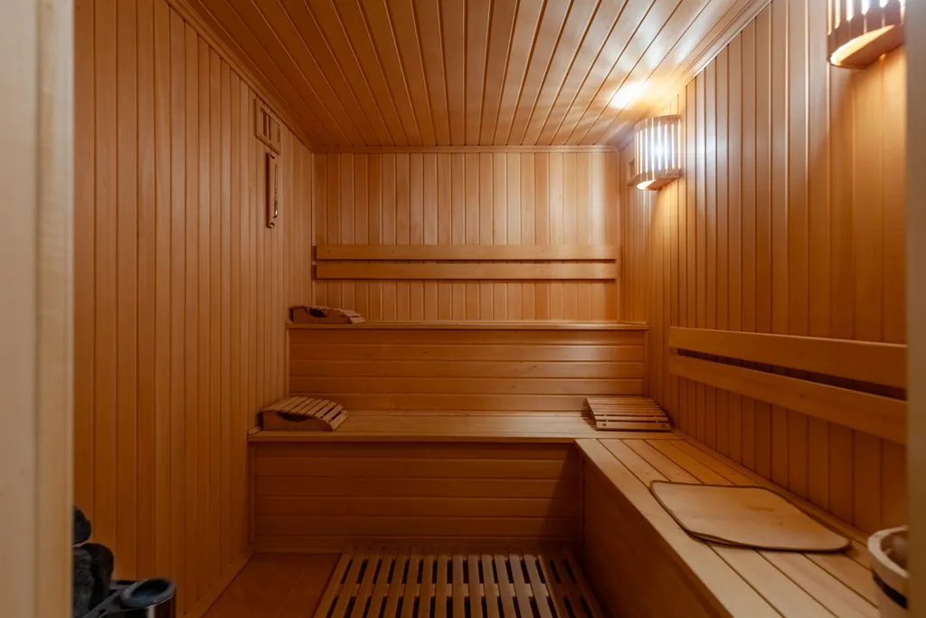 Загородный дом с бассейном, сауной и собственным лесом на участке