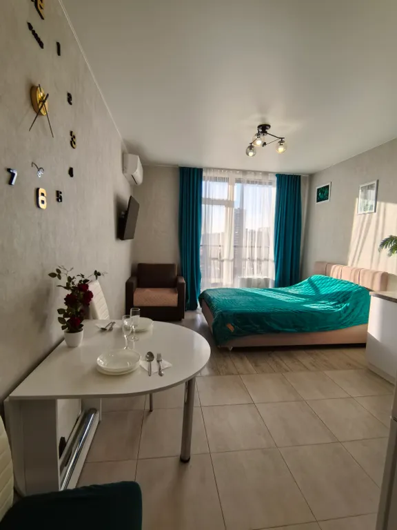 Студия с видом на город