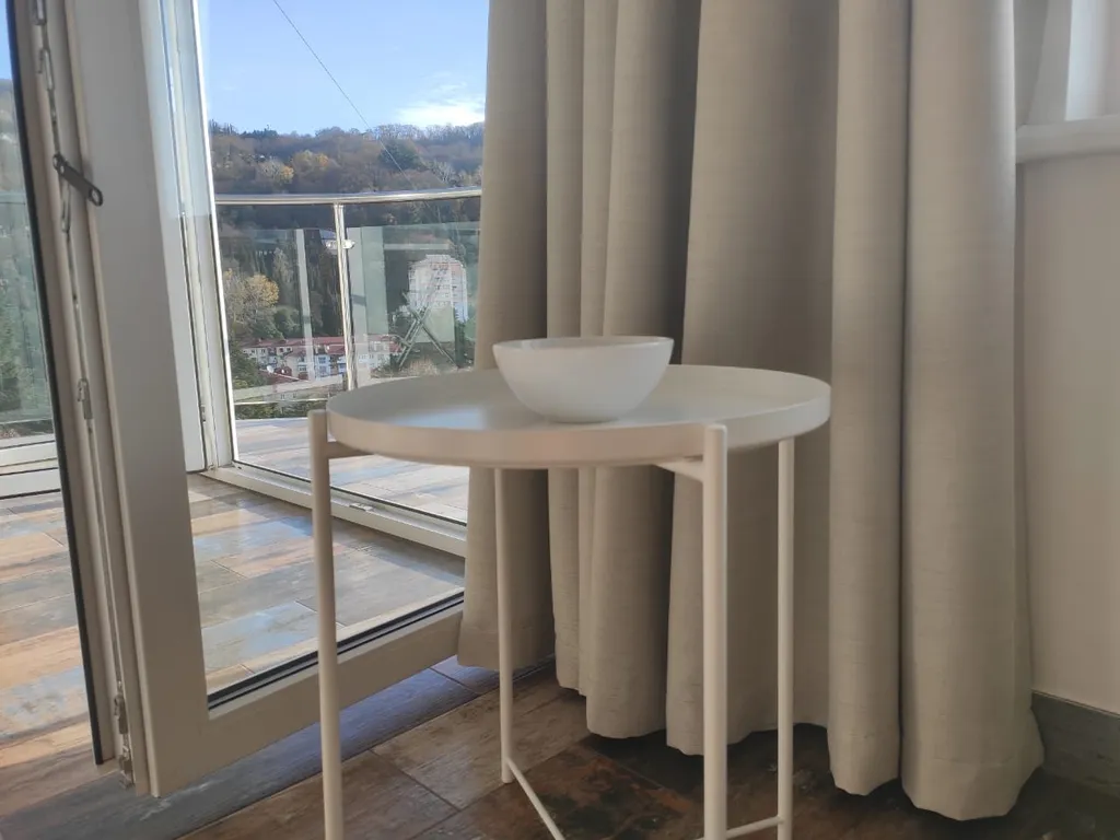 Квартира в Сочи с балконом, ровное место, вид на море, центр Хосты