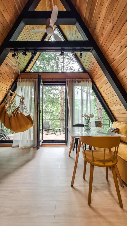 Треугольный домик на склоне горы над ручьём