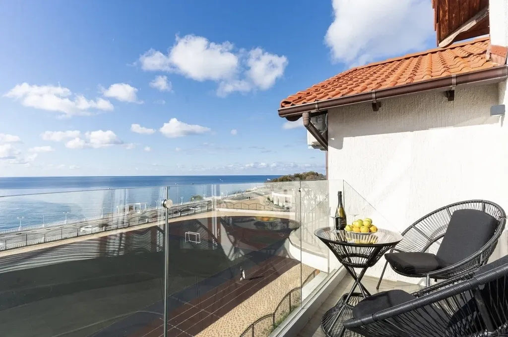 Современная квартира с панорамным видом на море