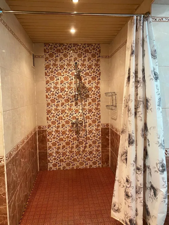 Коттедж Коттедж с большим бассейном — Черное